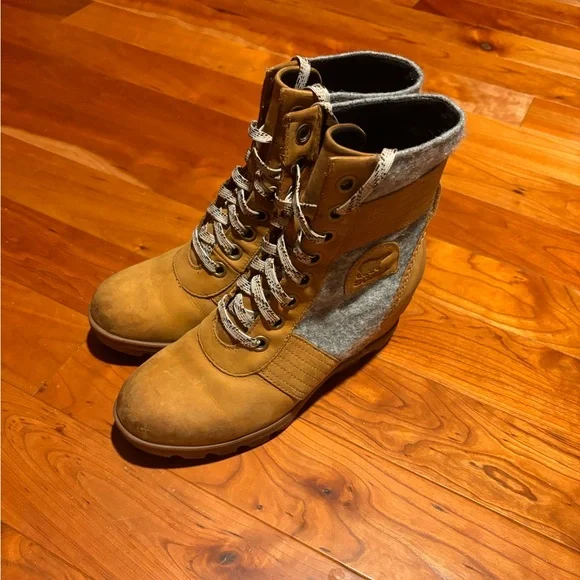 Sorel Lexie Wedge Tan and Gray Lace Up Boots - Picture 4 of 12